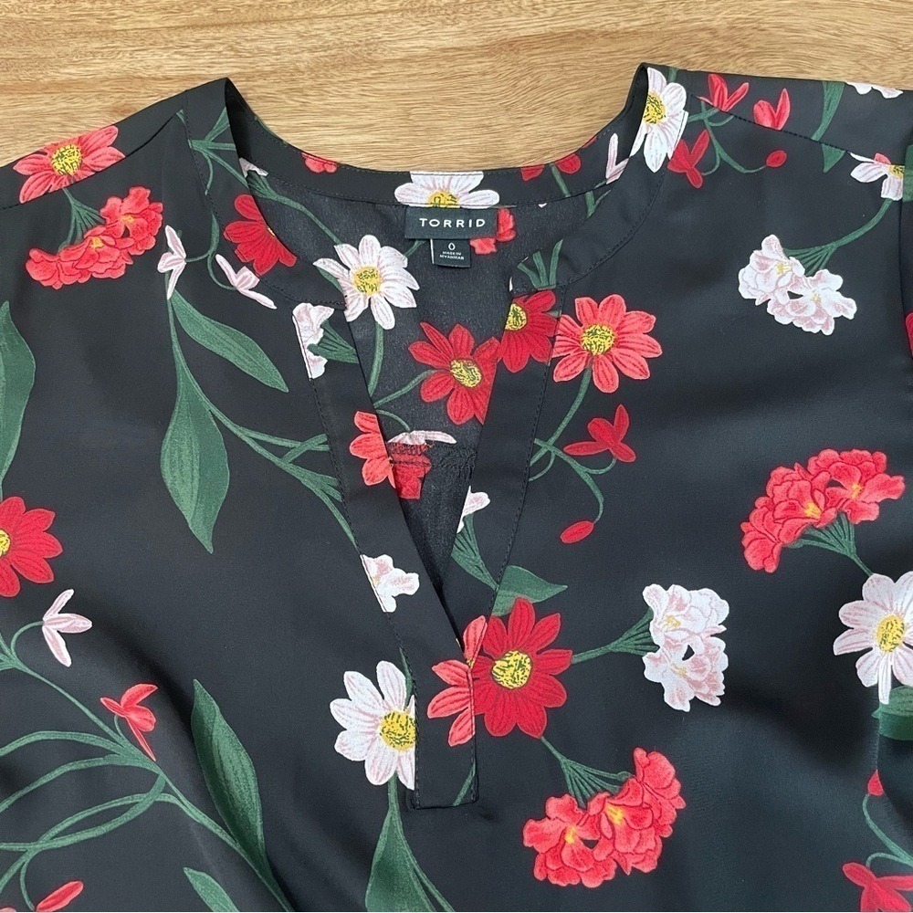 Torrid Floral V-Neck Blouse Size L Black Red White Short Sleeve High-Low Top - Picture 2 of 10